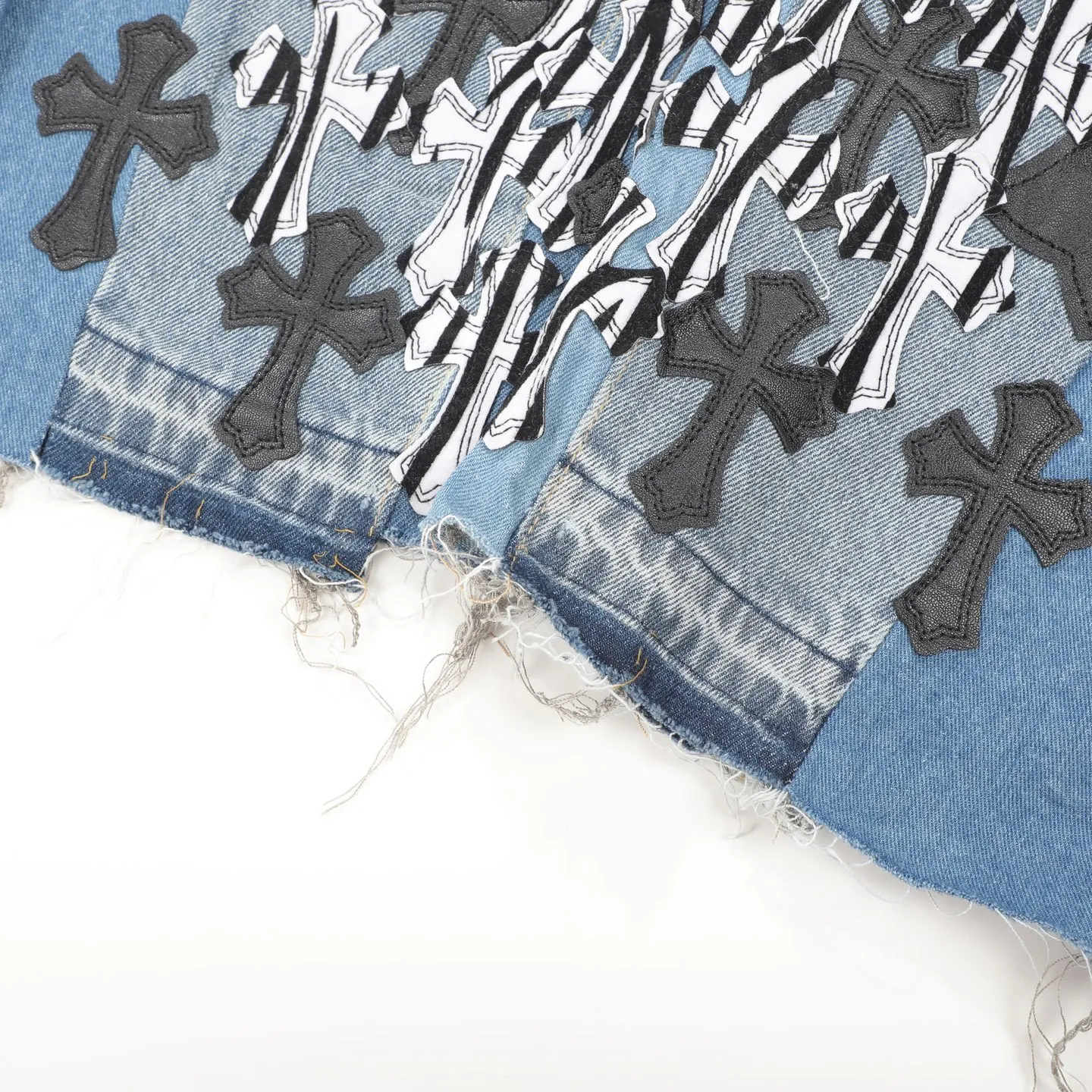 P280 CH Chromehearts zebra black and white cross patch patchwork jeans, priced at 34W level, patchwork cross pattern embellishment, washed jeans! ! An absolutely high-end luxury product, a 1.9W-level god-level single product, a super popular product, made by top heavy industry, a magic weapon that cannot be missed! [About Zangyin] This is an extremely luxurious fashion brand that can also be called the aristocracy of the high street. It has always been an exclusive brand for some hipsters or rich second generations. Compared with ordinary high streets, it is more luxurious and noble. Compared with luxury brands, it is more fashionable and individual. It has always been a brand that I have a special liking for. [Top heavy industry fashion design] Consistently high-street luxury style. Speaking of this style, the Zangyin family and GU family are definitely the leading representative brands. Especially the Zangyin family has really achieved a state-of-the-art effect in creating high-street style. The unique washed material is used to create this style. The color system is already quite eye-catching. After it is decorated with patchwork cross flowers, it cleverly highlights the charm of the brand. Secondly, this style uses classic The high-waist cutting design highlights the long legs and fashionable temperament of the upper body. The brand is highly recognizable and the slim fit configuration is more suitable for daily wear. It is a product that interprets personality, fashion, and specifications at a glance. This single product is enough to make any fan excited. It can be a white T-shirt for a youthful college style, or a tight suspender for a royal style. It has strong matching ability and can be easily controlled by men.  [Materials and craftsmanship] Needless to say, this point goes without saying. As an excellent craftsman brand, Zangyin’s requirements for details and craftsmanship are really perfect. The washed color of this model has gone through so many processes, not to mention the embellishment of denim appliques. It is also purely hand-made and sewn. Just like what they believe in, only hand-made things have soul and have the meaning of wear. A top-notch heavy-duty fashionable denim item, I look forward to your perfect interpretation! !  Color: blue Size: 28-36